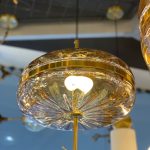 LÁMPARA DECORATIVA TIPO C ACHATADA 35CM  CRISTAL ÁMBAR Y DORADA COD.4089
