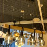 LÁMPARA DECORATIVA BARRA LINEAL DE MADERA 4 GLOBOS SMOKE  L100*H120cm E27 COD.3275