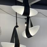 LÁMPARA DECORATIVA 3 PIEDRAS PLANAS CON CUERO NEGRO BASE NEGRA  Dia.30*H120cm 110V 3000K COD.3277