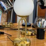 LÁMPARA DECORATIVA DE MESA DORADA CON GLOBO MILK E27 COD.2373