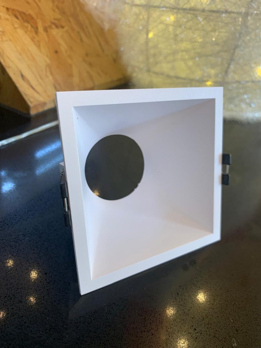 BASE DICROICA GU10 FIJA CUADRADA BLANCA PROFUNDA 93*93*53MM COD. 2776