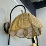 APLIQUE FLOR RATTAN PLASTICO BASE NEGRA BRAZO CURVO COD.4602