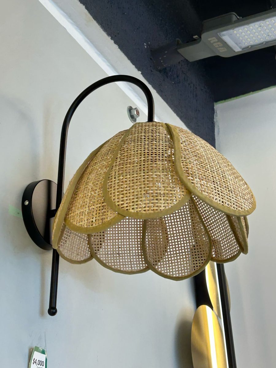 APLIQUE FLOR RATTAN PLASTICO BASE NEGRA BRAZO CURVO COD.4602